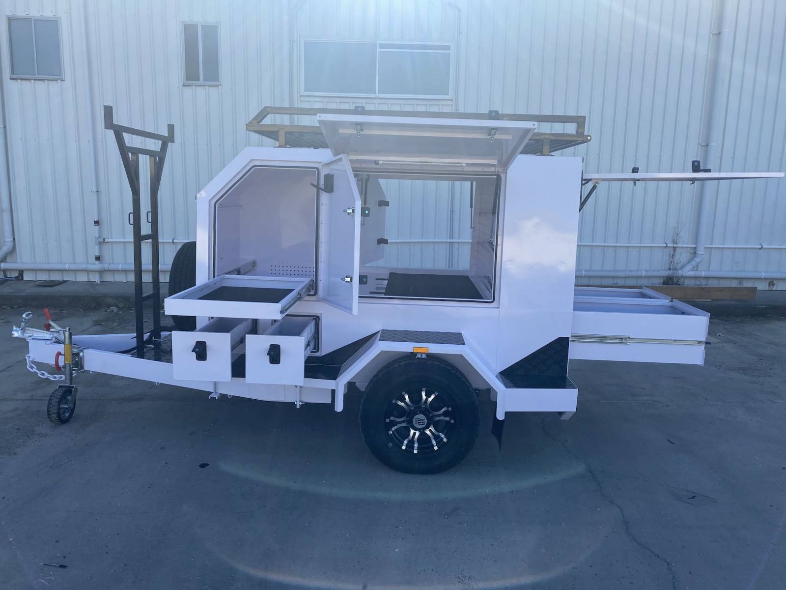 单轴大型商人拖车