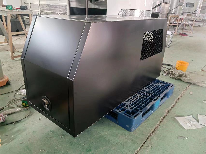 黑色合金 Ute 遮篷带狗箱