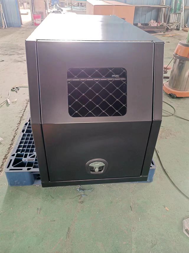 黑色合金 Ute 遮篷带狗箱