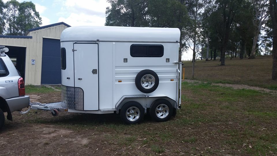 标准 2 型马直载马拖车