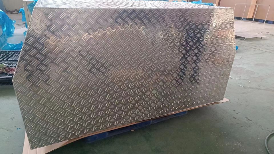 带狗箱的 ute 顶篷