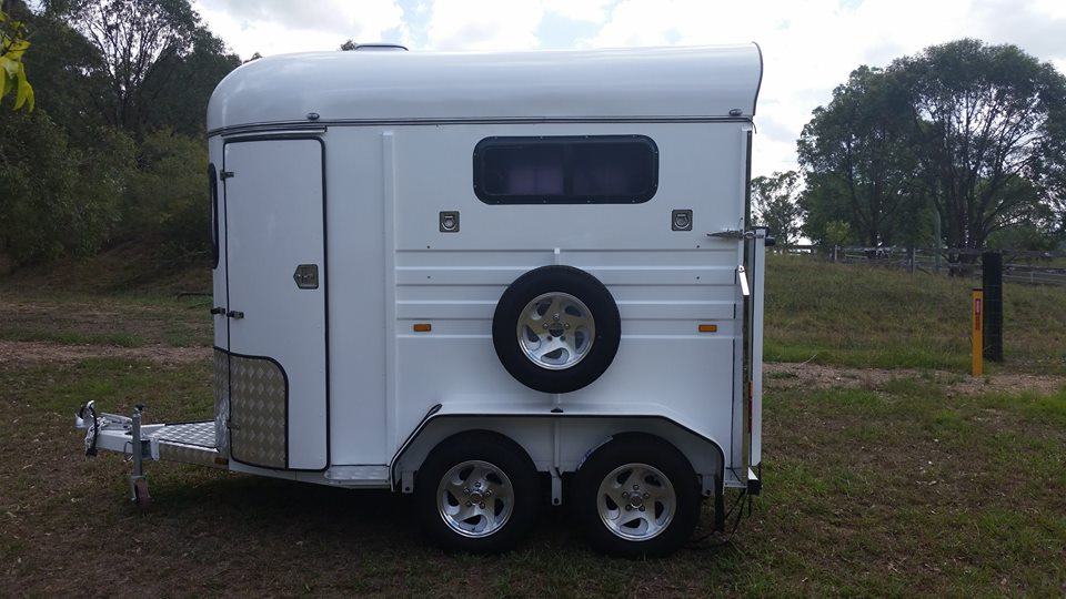 标准 2 型马直载马拖车