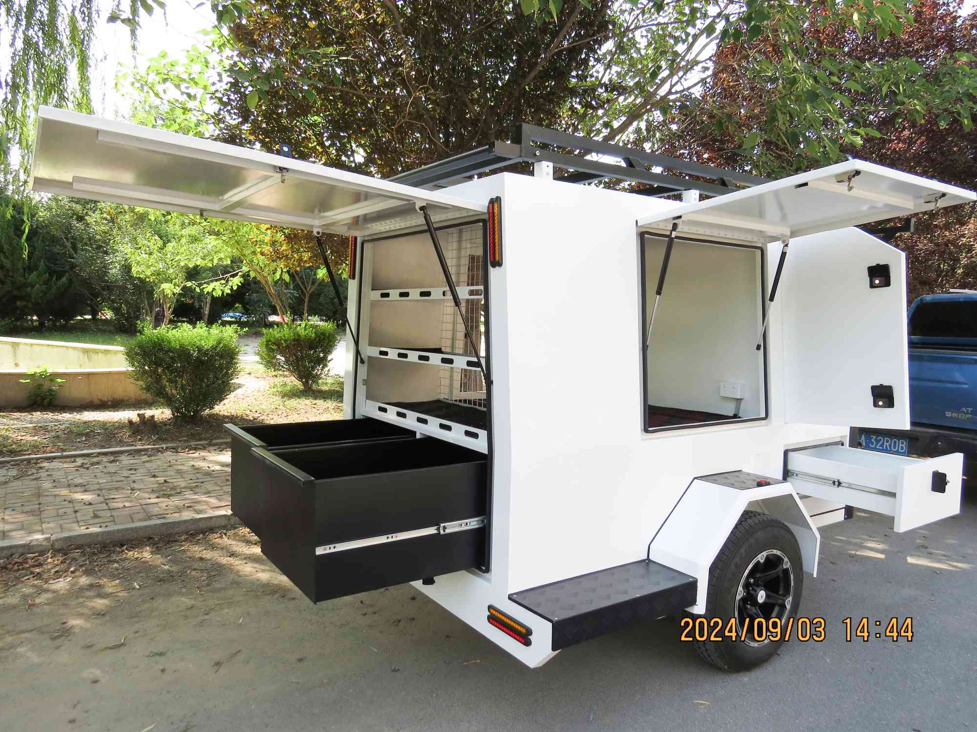 单轴大型作业拖车