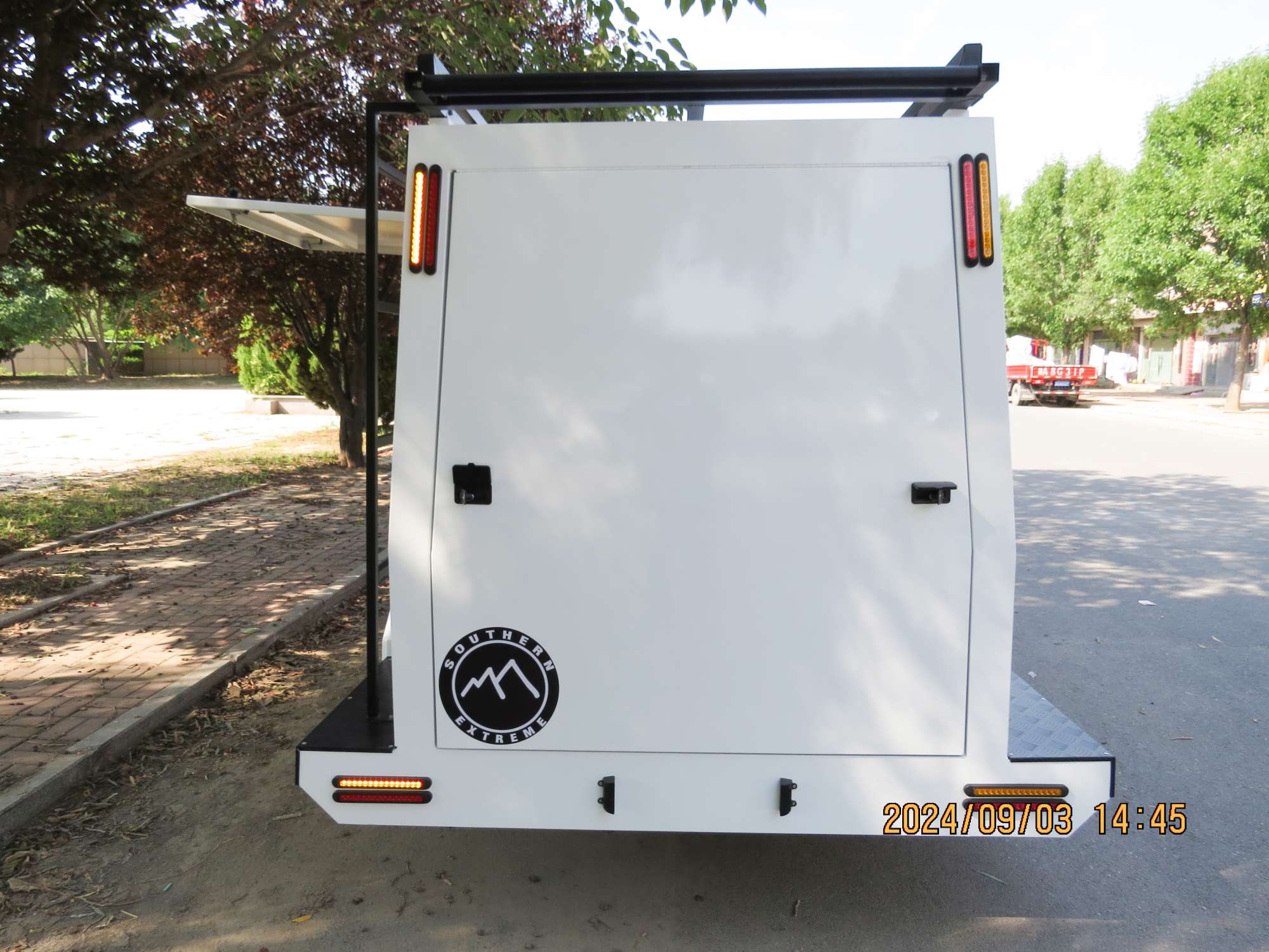 单轴大型贸易拖车