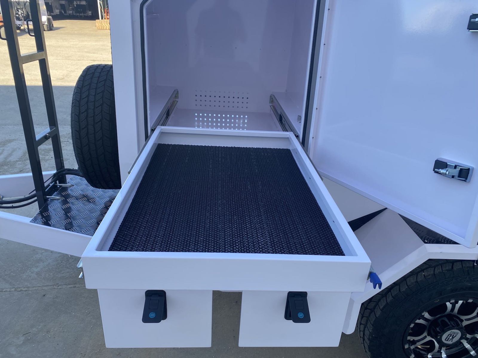 单轴大型传统拖车