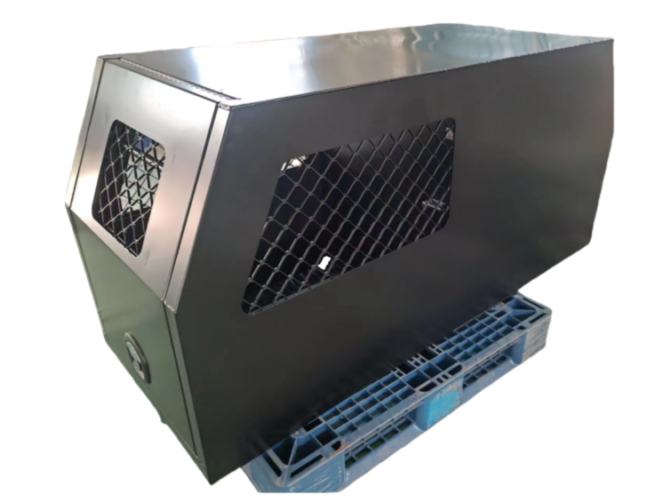 黑色合金 Ute 遮篷带狗箱