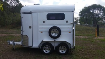 标准 2 型马直载马拖车