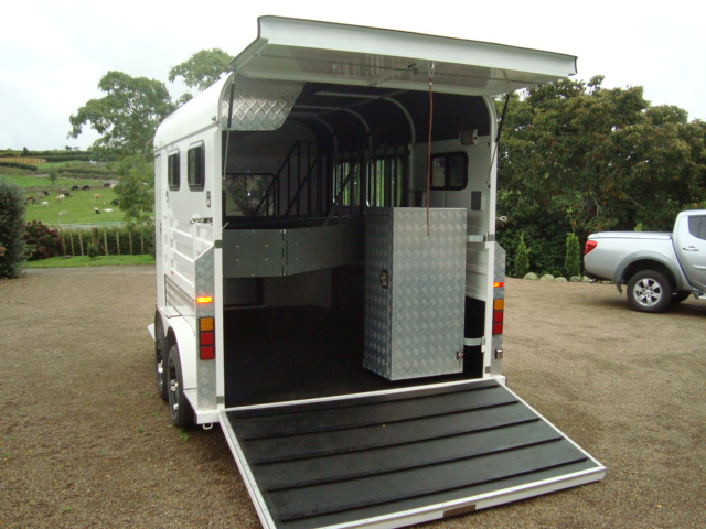 豪华 2 型马角负载试马车 豪华 2 型马角负载试马车