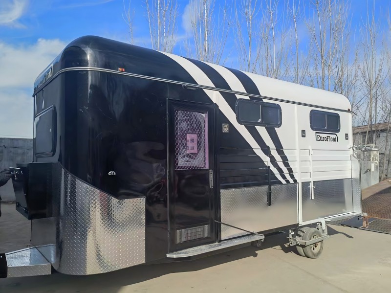 定制的方形前马车对于马匹爱好者来说是一个真正卓越的交通解决方案。这款漂浮物专为满足其主人的独特需求和愿望而设计。方形的前部设计不仅赋予其独特的外观,还提供了额外的空间和更好的可视性。它采用优质材料制成,确保马匹的耐用性和安全性。内部可定制舒适的衬垫、通风系统和储物格。无论是表演、越野骑行还是长途旅行,这款花车都是运送您珍贵的马匹伙伴的可靠而时尚的选择。 定制的方形前马车对于马匹爱好者来说是一个真正卓越的交通解决方案。这款漂浮物专为满足其主人的独特需求和愿望而设计。方形的前部设计不仅赋予其独特的外观,还提供了额外的空间和更好的可视性。它采用优质材料制成,确保马匹的耐用性和安全性。内部可定制舒适的衬垫、通风系统和储物格。无论是表演、越野骑行还是长途旅行,这款花车都是运送您珍贵的马匹伙伴的可靠而时尚的选择。